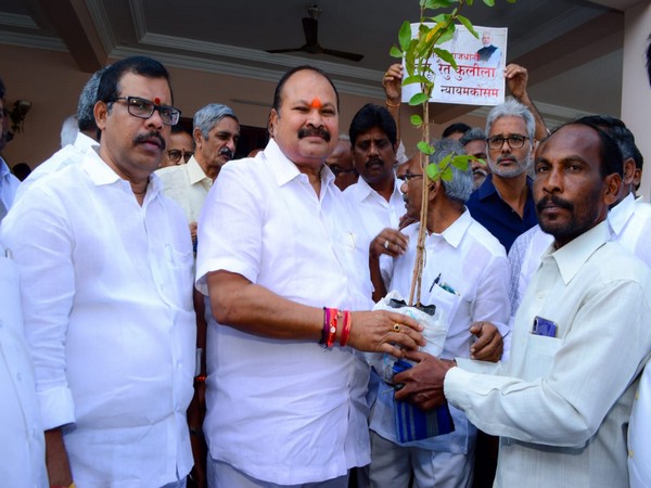 Farmers met Andhra Pradesh BJP President Kanna Lakshmi Narayana on Tuesday in Guntur. Photo/ANI