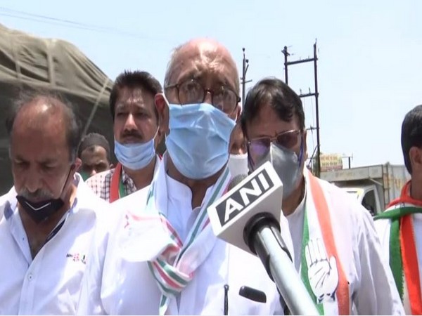 Senior Congress leaders Digvijaya Singh and PC Sharma distributed footwear, water, food among migrant workers. (Photo/ANI)