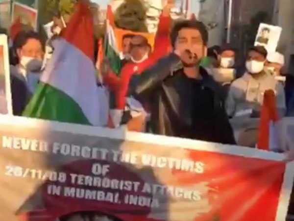 The demonstrators gathered outside the Pakistan Embassy in Tokyo, urging the Pakistan government to punish those responsible for 26/11