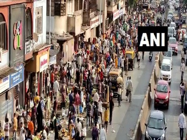 Huge crowd seen at Dadar vegetable market (Photo/ANI)