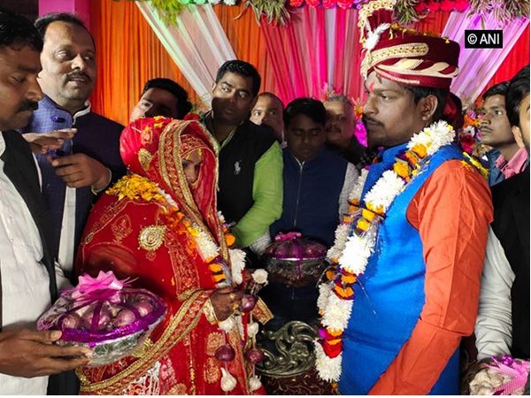 Bride and Groom exchange garlands of Onion