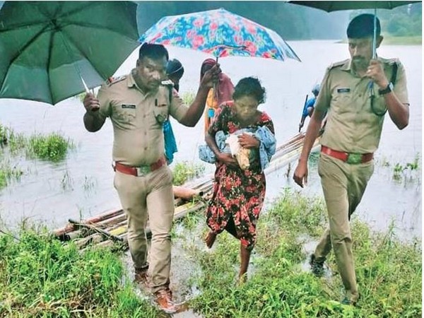 Visual of officials rescuing pregnant women in Kerala (Photo/ANI)
