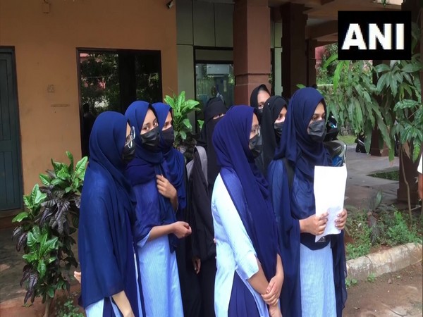 Muslim students of University College submit memorandum to Dy Commissioner. (ANI/photo)