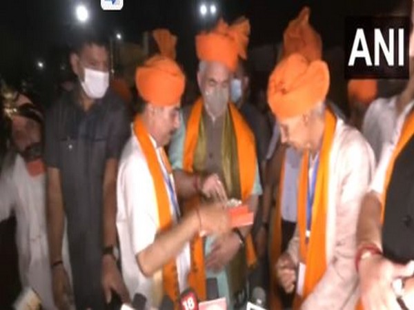 Jammu and Kashmir LG Manoj Sinha with the first batch of pilgrims in Jammu on Tuesday. (ANI/photo)