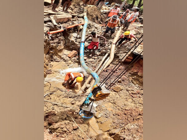 Visual of the site where the water pipeline leaked in Pitampura (Photo/Twitter)