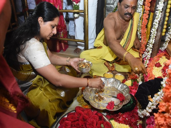 Member of Legislative Council of Nizamabad, Kalvakuntla Kavitha offers prayers at Balkampet Temple (Photo/Twitter)