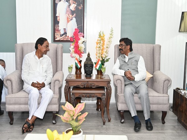 Telangana CM KCR met Jharkhand CM Hemant Soren in Ranchi (Photo/ANI)