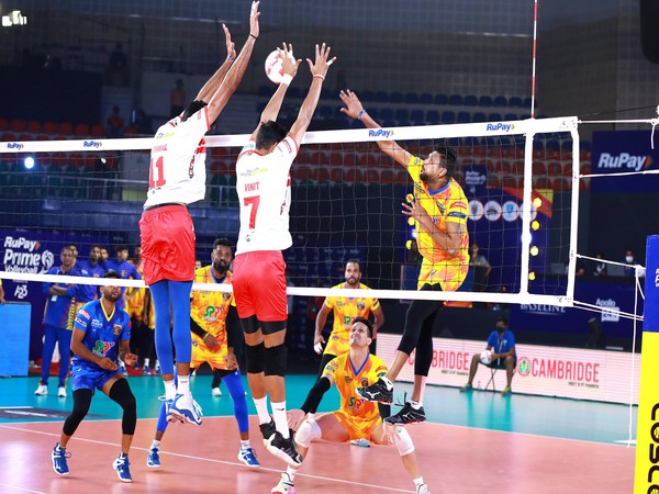 Kolkata Thunderbolts and Chennai Blitz in action during PVL 2022 (Image: PVL)