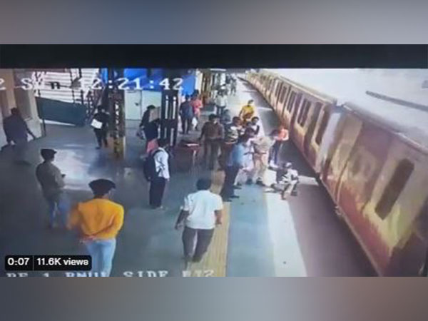 Railway Protection Force (RPF) constable saved the life of a passenger. (source: Central Railway PRO)