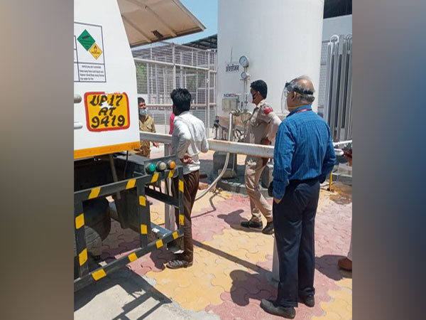 Delhi Police facilitating oxygen supply transportation. (Photo/ANI)