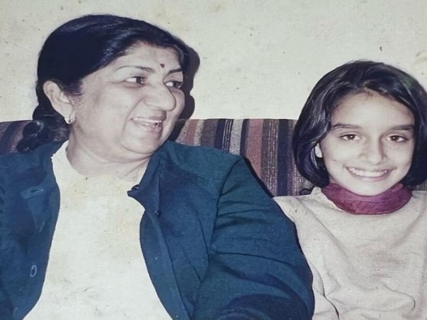 Childhood picture of Shraddha Kapoor with Lata Mangeshkar (Image source: Instagram)