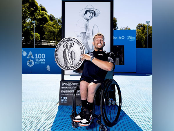 Dylan Alcott with commemorative coin (Photo: Twitter/Australian Open)