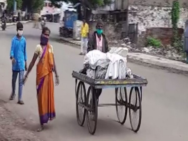Family carries corpse of suspected in Belagavi COVID-19 patient by cart (Photo/ANI)