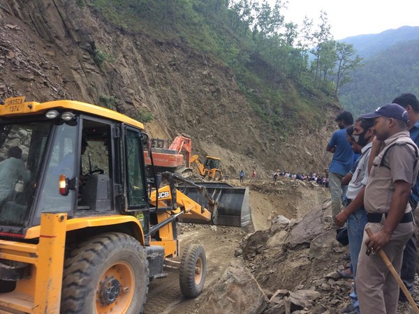 Traffic jam due to landslides on Pithoragarh-Tanakpur national highway 125 in Uttarakhand on July 5.Photo/ANI