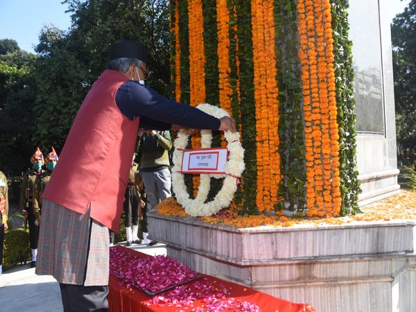 Uttarakhand CM Trivendra Singh Rawat paying floral tributes to fallen soldiers at Gandhi park in Dehradun on Wednesday. (Photo/ANI)