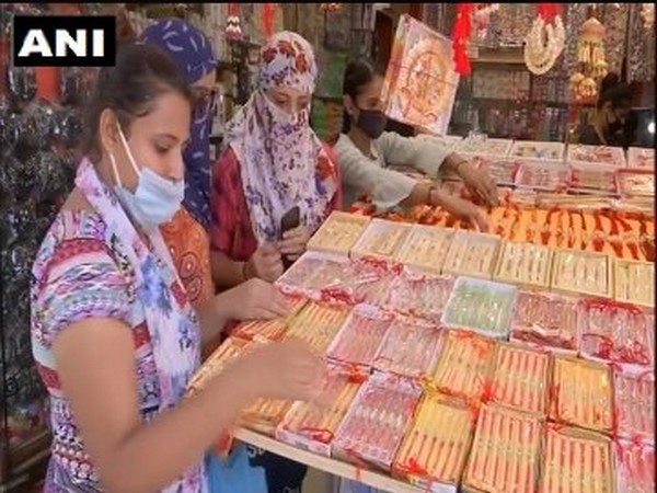 A visual of a market in Dehradun. 