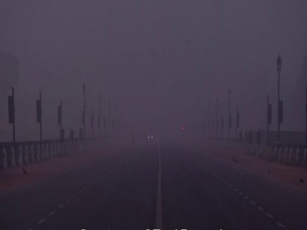 A thick blanket of fog engulfed Delhi on Saturday morning [Photo/ANI]