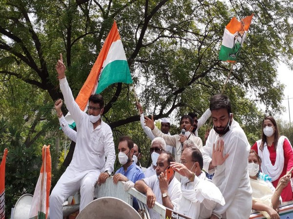 During its protest, the party demanded that wages of Delhi Government staff must be immediately released. (Photo: twitter/Delhi Congress)