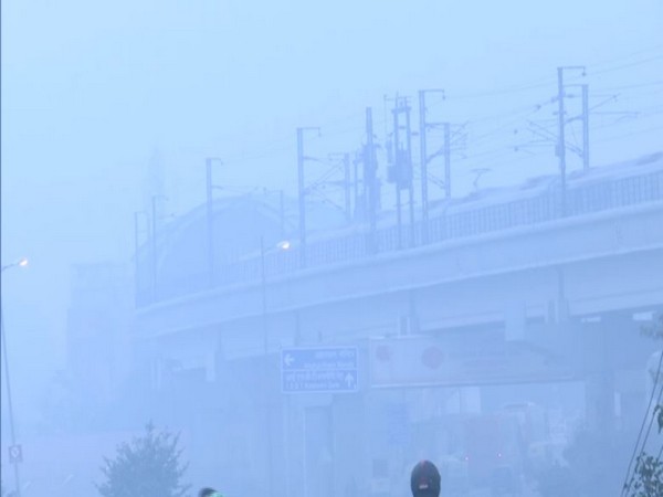 A thick blanket of smog engulfs Delhi on Thursday [Photo/ANI]