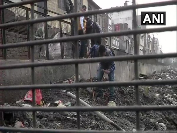 Visual of forensic team inspecting the spot in Delhi. 