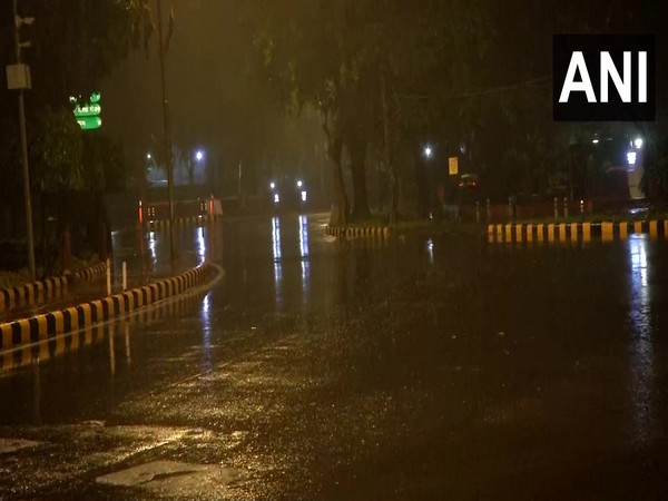 Delhi receives rainfall. Visuals from Janpath (Photo/ANI)