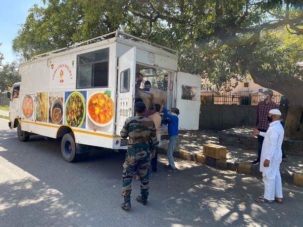 Lunches were handed over to the representatives of the Delhi government for distribution.