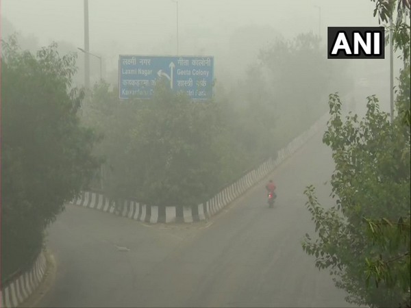Smog engulfs in Geeta Colony, Laxmi Nagar and ITO in Delhi (Photo ANI)