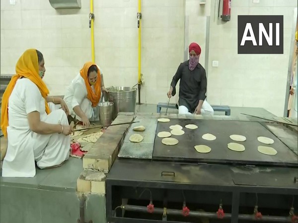 The volunteers are preparing food for COVID-19 positive patients across the national capital. (Photo/ANI)
