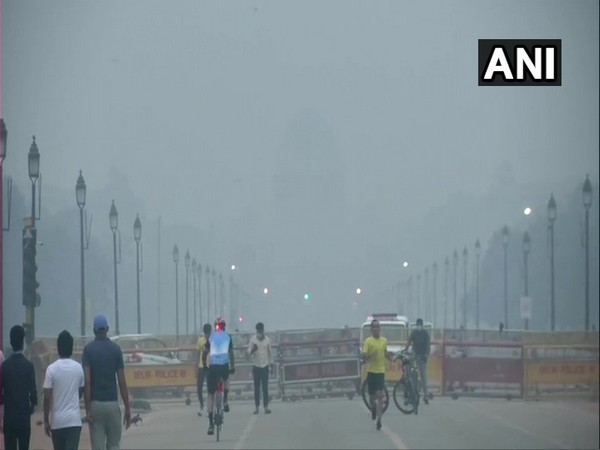 Cyclists are facing breathing problems due to rising pollutants in the air near India Gate, New Delhi. (Photo/ANI)