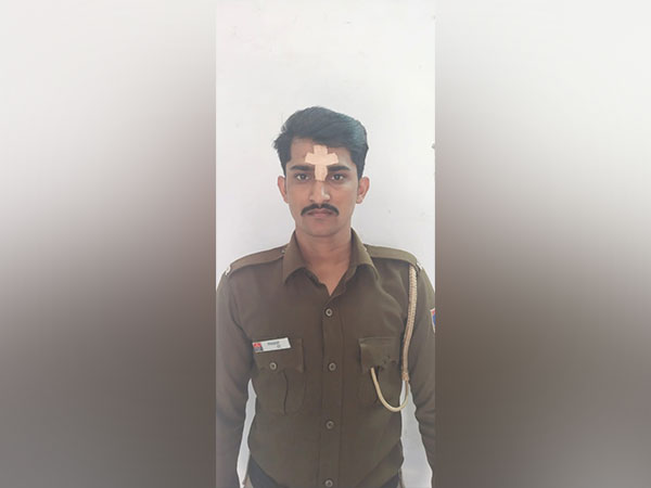Injured Delhi Police constable Pradeep. (ANI/photo)