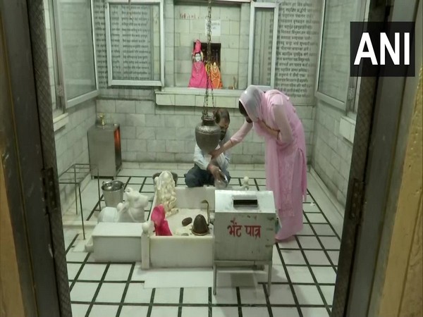 Devotees performing pooja at the Prachin Shiva Temple in Connaught Place on the fourth Monday of Sawan month today. (Photo/ANI)