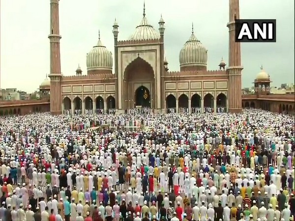 People offering namaz in Delhi