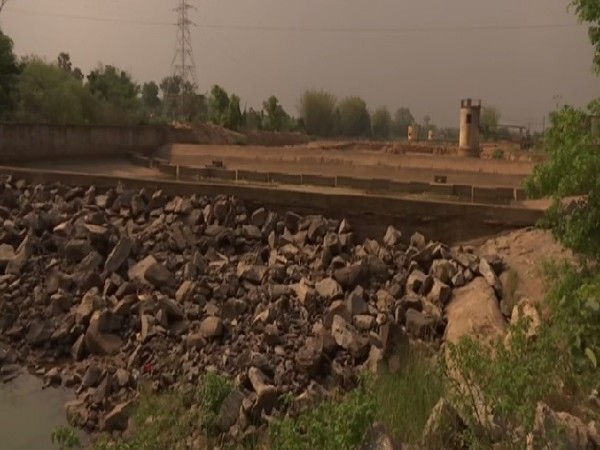 Water shortage has become a serious issue in Deoghar, Jharkhand. Photo/ANI