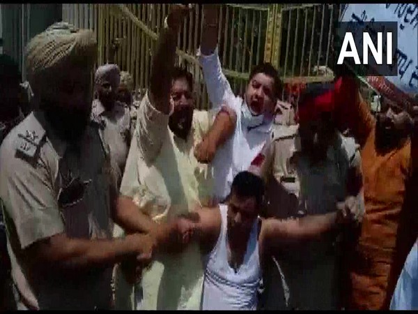 BJYM workers protesting outside PPCC chief Sidhu's residence.