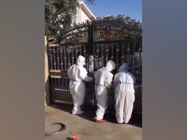 Chinese officials in hazmat suits locking residents inside their homes amid Delta surge (Twitter)