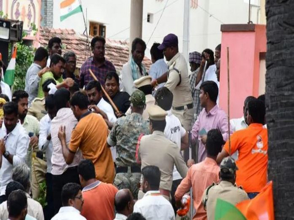 Visual of clash in Telangana today (Photo/Twitter)