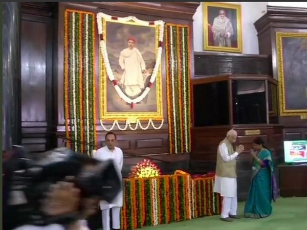 LK Advani paying tributes to freedom fighter Bal Gangadhar Tilak on Tuesday. Photo/ANI