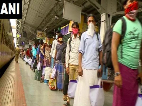 Migrant workers at Kozhikode Railway station. (Photo/ANI)