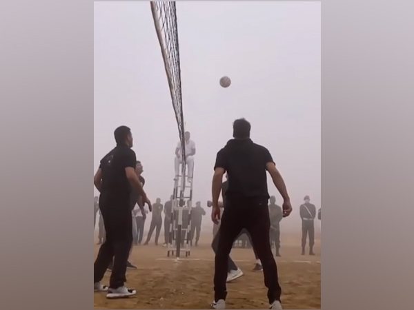 Actor Akshay Kumar playing volleyball with 'bravehearts' (Image Source: Instagram)