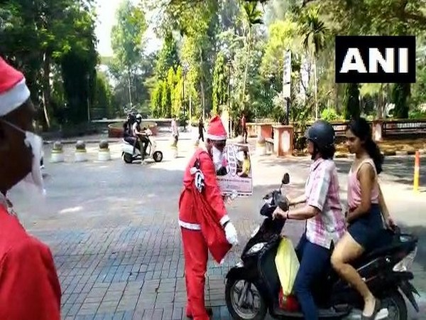 A Panaji Traffic Police personnel dressed as Santa Clause in Goa on Tuesday spread awareness regarding traffic rules to the violators. Photo/ANI