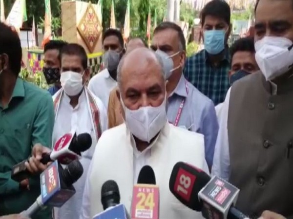 Union Agriculture Minister Narendra Singh Tomar addressing reporters on Friday (ANI).