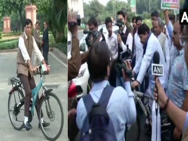 Union Minister Mansukh Mandaviya (Left) and BJP MP Manoj Tiwari (Right) arrived on bicycle in Parliament on Monday. photo/ANI