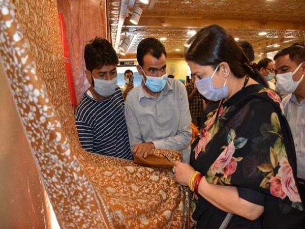 Union Minister Smriti Irani with local artisans in J-K.