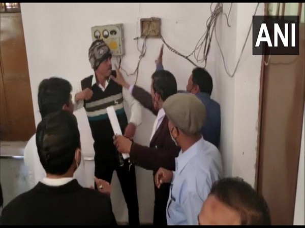 Fight breaks out between advocates and officers of Collectorate Tehsil in Raigarh (Photo/ANI) 
