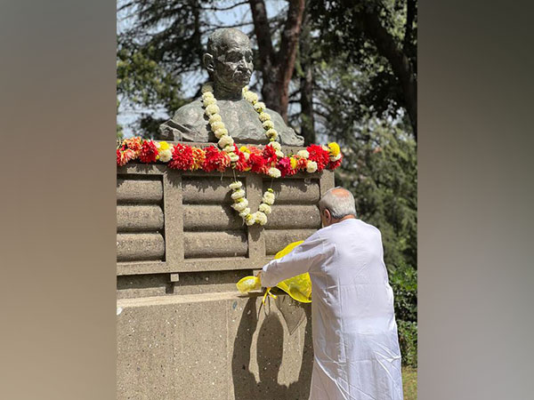 Odisha Chief Minister Naveen Patnaik on Tuesday paid tribute to Mahatma Gandhi (Photo/Odisha CMO)