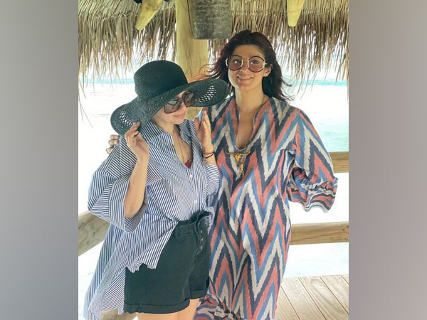 Twinkle Khanna with her sister Rinke (Image source: Instagram)
