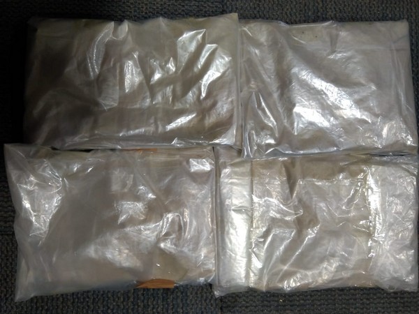 Heroin worth eight lakh was recovered from the drug peddlers in Kolkata on Tuesday. Photo/ANI