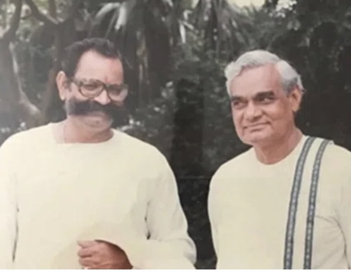 Prime Minister Atal Bihari Vajpayee and Shiv Kumar Pareek (from right to left) (file photo)
