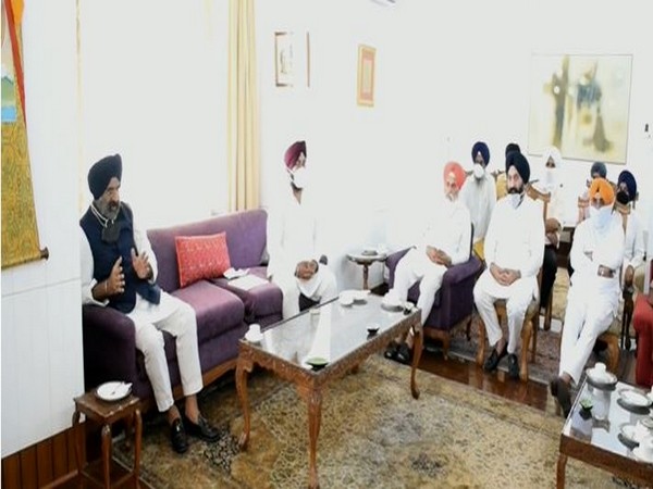 DSGMC delegation met Jammu and Kashmir Lieutenant Governor Manoj Sinha. (photo/ANI) 