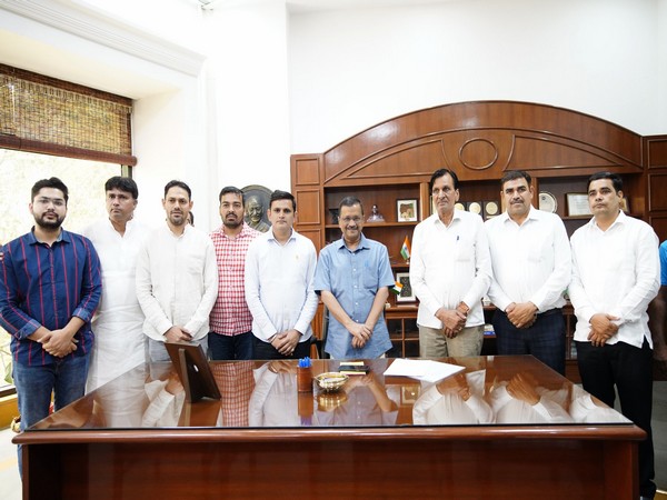 Delhi Chief Minister Arvind Kejriwal met the heroes of the Mundka fire incident (Photo/Delhi CMO)